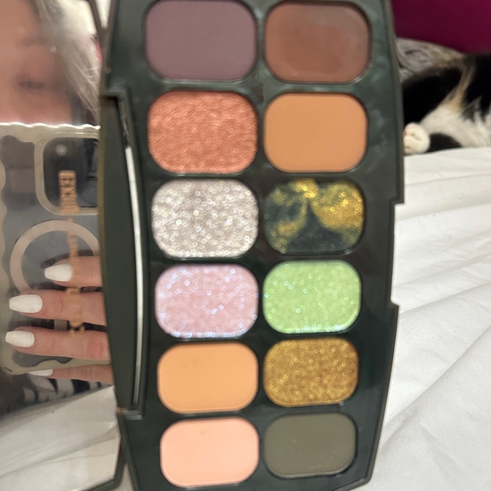 r.e.m. beauty Wicked Eyeshadow Palette - Gold and Black - Picture 6 of 9